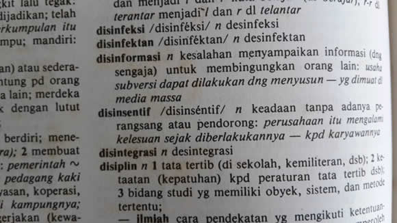 Tidak ada kata 'disini' pada Kamus Besar Bahasa Indonesia.